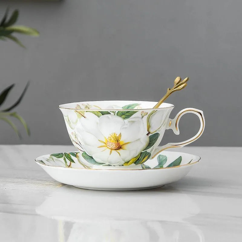 Ceramic Coffee Cup Saucer Spoon Set Flower Tea Cups Set European Porcelain Mug and Saucer For Coffee Cups Mugs Coffeeware Gift