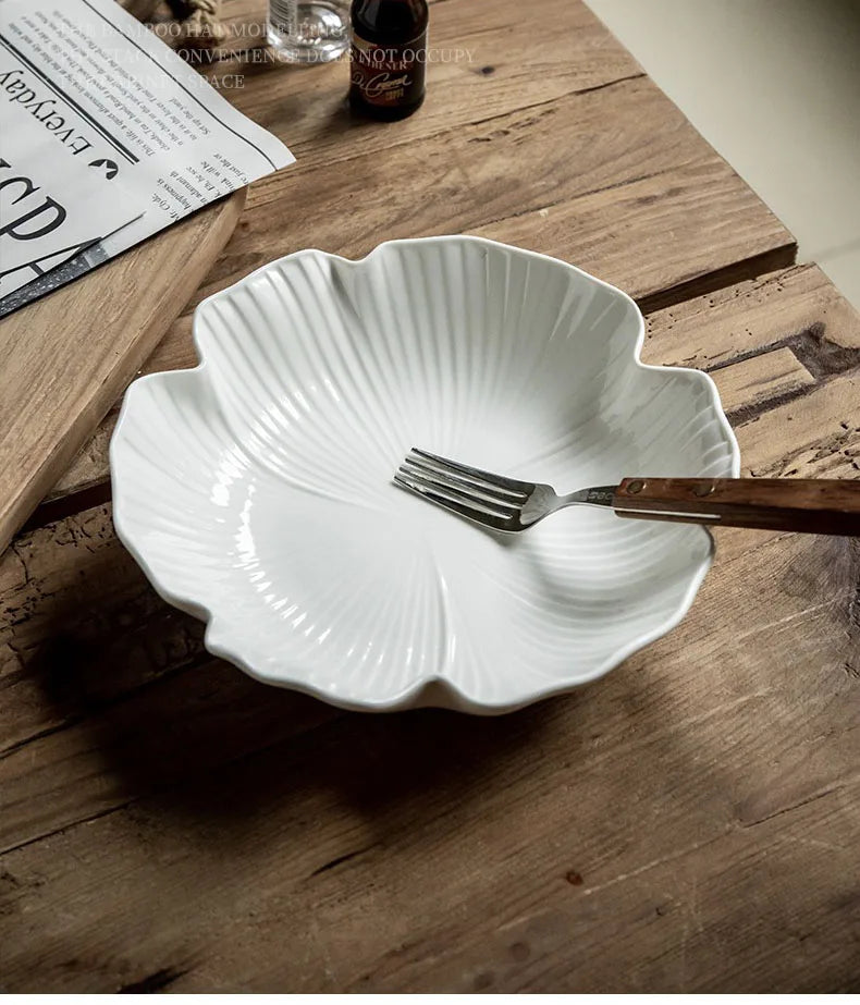 Assiette creuse en céramique blanche nordique en relief avec fleurs de 8 pouces, bol minimaliste de haute beauté, assiette à salade, assiette à soupe, ensemble de couverts