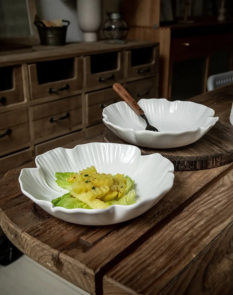 Assiette creuse en céramique blanche nordique en relief avec fleurs de 8 pouces, bol minimaliste de haute beauté, assiette à salade, assiette à soupe, ensemble de couverts